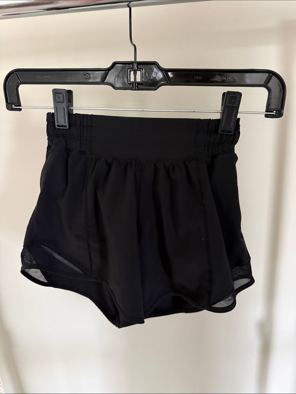 Lululemon hotty hot short black low rise 4” size 0